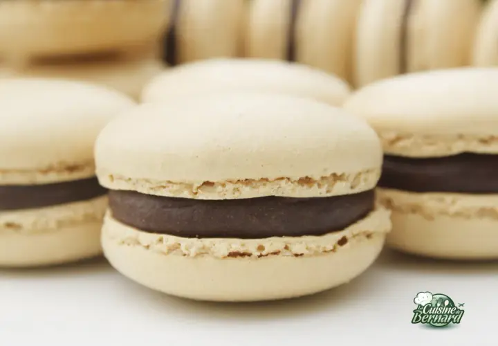 Délicieux macarons au chocolat, une recette macaron chocolat sans poudre d'amande pour un plaisir gourmand.
