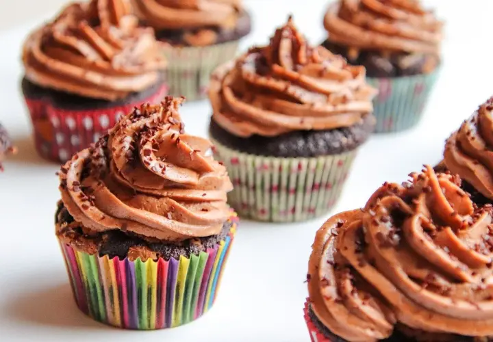 Cupcakes au chocolat, parfaits pour une recette facile. Glaçage onctueux et vermicelles de chocolat.