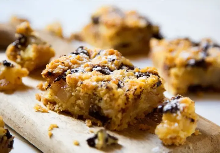Crumble aux pommes et chocolat, saupoudré de sucre glace. Parfait pour savoir si on peut faire un crumble la veille.