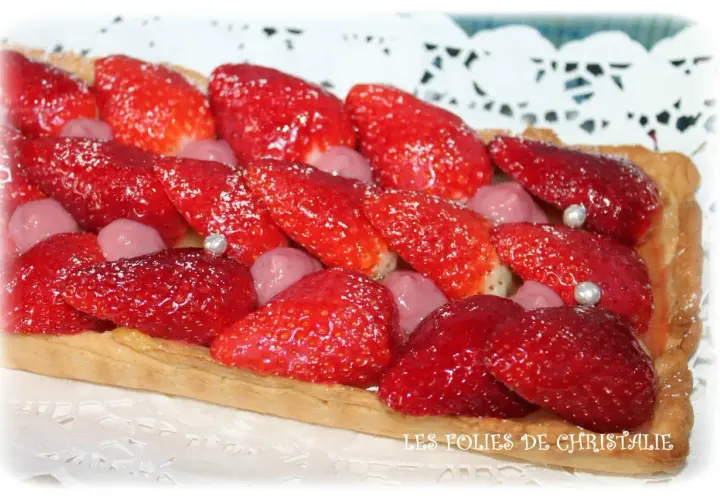 Tarte rectangulaire garnie de fraises fraîches et de petites boules roses. Un délice fruité, un vrai curd fraise !