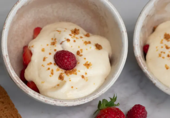 Douceur fruitée : fraises et framboises nappées d'une onctueuse crème au mascarpone, saupoudrée de miettes croustillantes.