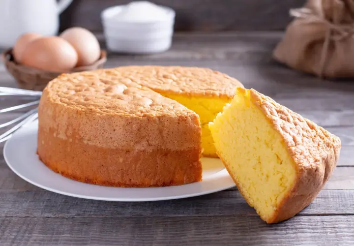 Un gâteau moelleux, prêt à être dégusté. Combien de temps avant qu'il ne soit périmé ? Pas longtemps, il est trop bon !