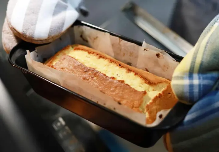 Un délicieux gâteau cake doré sort du four, prêt à être dégusté.
