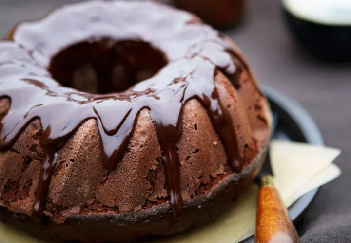 Gâteau au chocolat moelleux, généreusement nappé d'un glacage chocolat brillant. Un délice gourmand prêt à être dégusté.