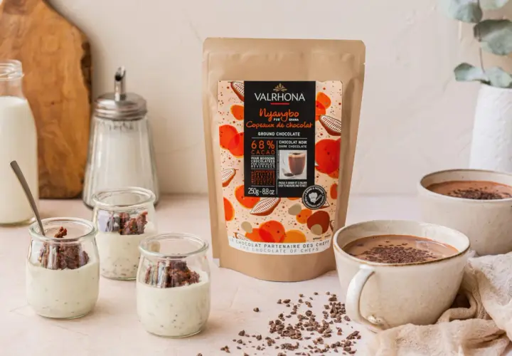 Préparation de desserts avec des copeaux de chocolat Valrhona. Lait, sucre et petites verrines.