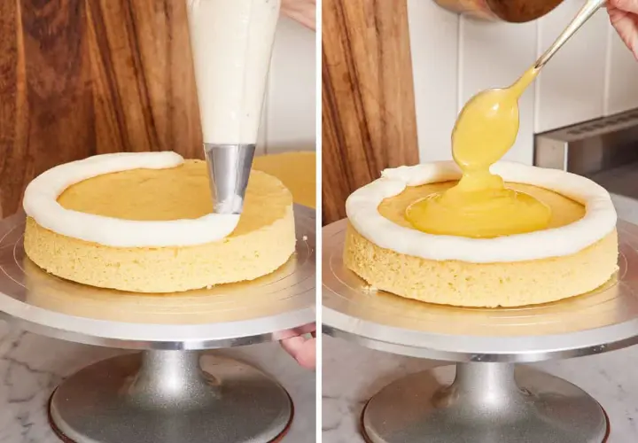 Le cake design en cours : une bordure de crème est appliquée sur un gâteau, puis une garniture jaune est versée au centre.