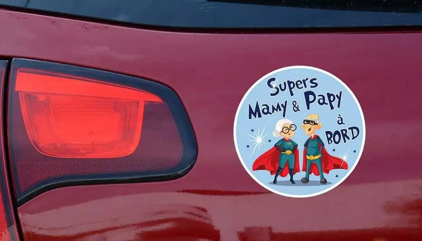 Macaron voiture personnalisé "Supers Mamy & Papy à bord", un clin d'œil humoristique pour annoncer la présence des super-grands-parents.