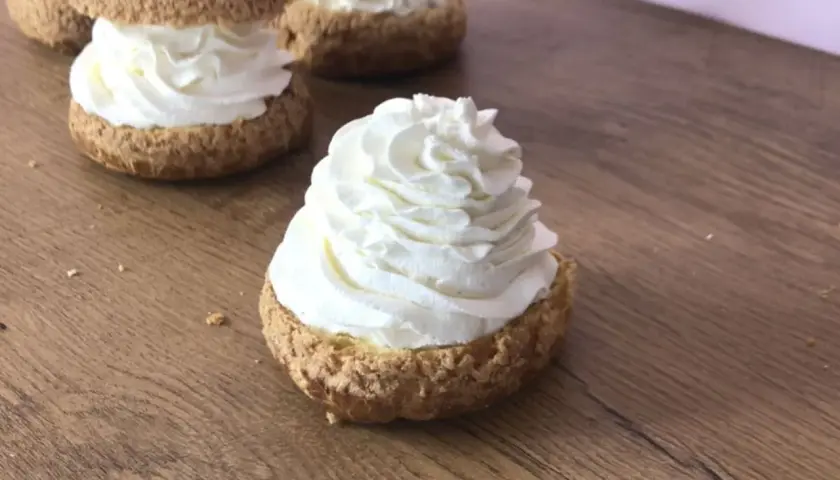 Choux garnis d'une généreuse crème mascarpone vanille, prêts à être dégustés.