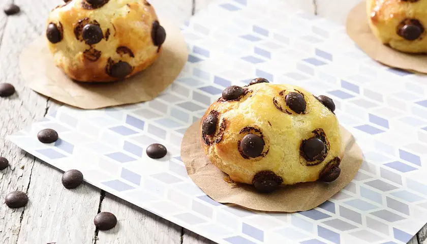 Délicieux pains briochés parsemés de pépites de chocolat, parfaits pour savoir que faire avec des pépites de chocolat.