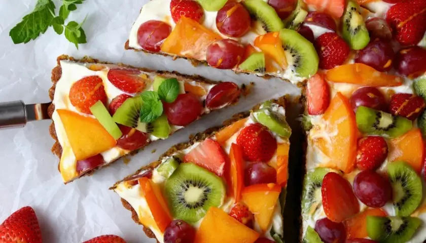 Une tarte aux fruits colorée : fraises, kiwis, raisins, melon. Parfait pour savoir que mettre sur un fond de tarte aux fruits.