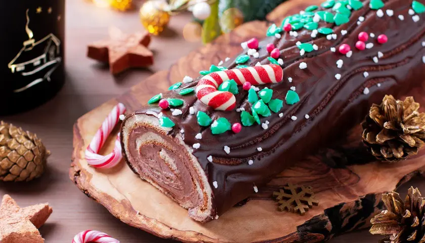 Bûche de Noël chocolatée, décorée de sucre d'orge et de vermicelles verts. Parfaite pour une recette de bûche de Noël à congeler.