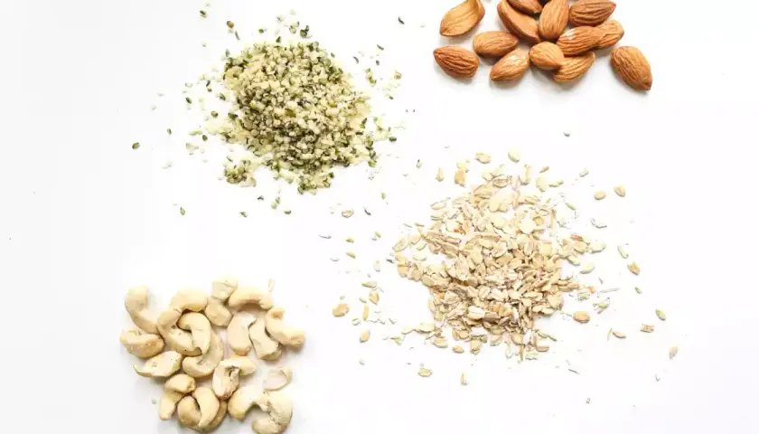 Amandes, flocons d'avoine, noix de cajou et graines de chanvre : des alternatives pour remplacer la poudre d'amande dans vos recettes.