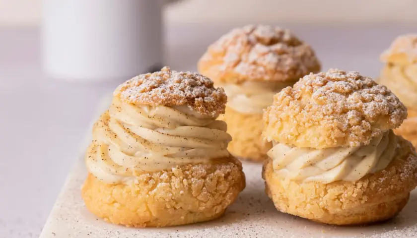 Ces choux à la crème, parsemés de sucre glace, sont si parfaits qu'on se demande pourquoi mes choux retombent.