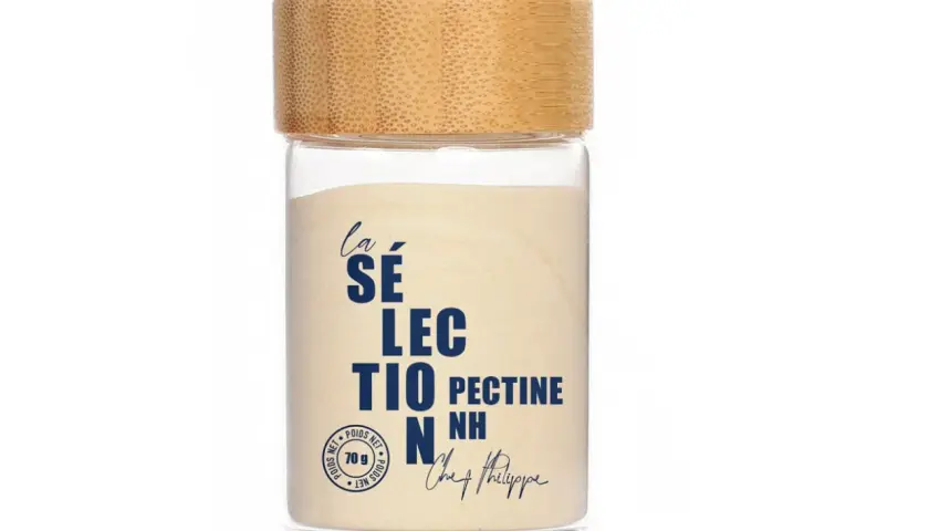 Bocal en verre avec couvercle en bambou contenant de la pectine en poudre. La composition de ce produit est idéale pour vos préparations.