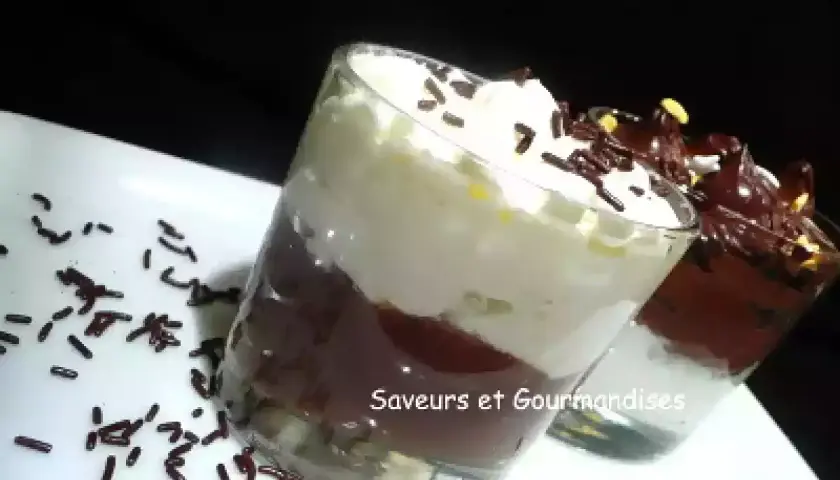 Douceur chocolatée : verrines de chantilly mascarpone, garnies de vermicelles chocolat. Un délice gourmand.