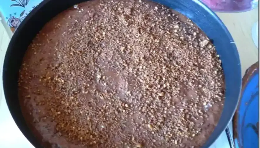 Un gâteau raté, encore dans son moule, avec une texture étrange et une garniture qui ne ressemble à rien.