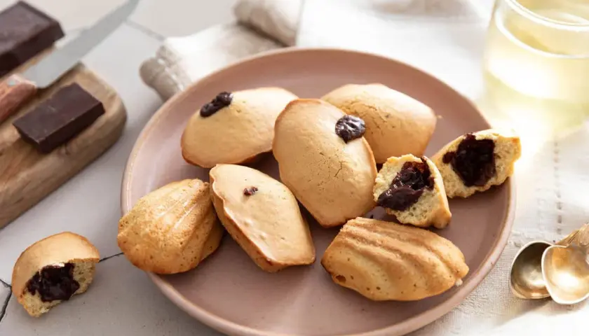 Délicieuses madeleines cœur chocolat, parfaites pour une pause gourmande. Une recette simple pour un plaisir garanti.