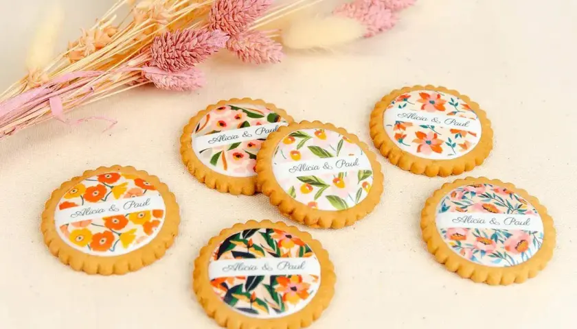 Six biscuits personnalisés avec des motifs floraux et les noms "Alicia & Paul", parfaits pour une recette biscuit personnalisé.