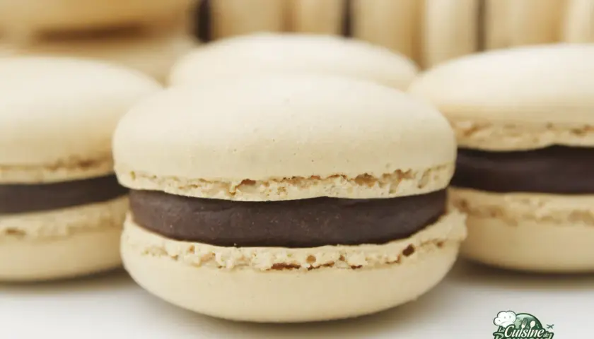 Délicieux macarons au chocolat, une recette macaron chocolat sans poudre d'amande pour un plaisir gourmand.