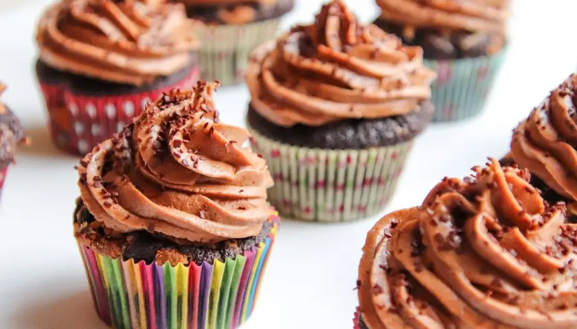 Cupcakes au chocolat, parfaits pour une recette facile. Glaçage onctueux et vermicelles de chocolat.