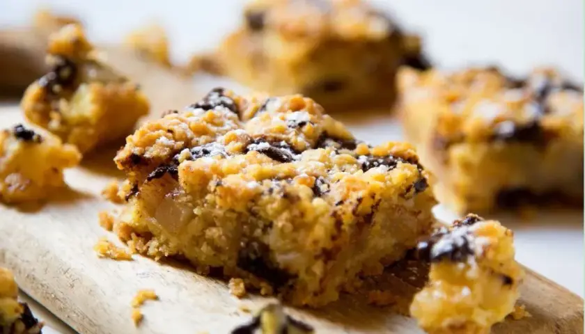 Crumble aux pommes et chocolat, saupoudré de sucre glace. Parfait pour savoir si on peut faire un crumble la veille.