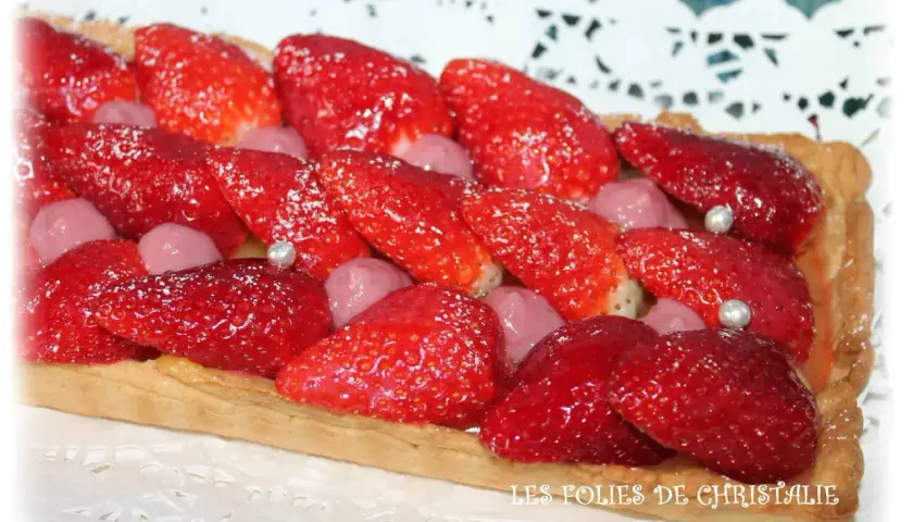 Tarte rectangulaire garnie de fraises fraîches et de petites boules roses. Un délice fruité, un vrai curd fraise !