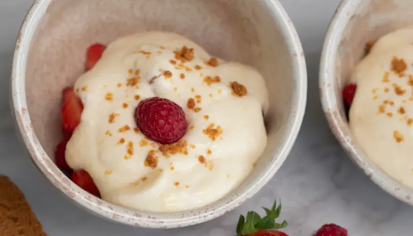 Douceur fruitée : fraises et framboises nappées d'une onctueuse crème au mascarpone, saupoudrée de miettes croustillantes.