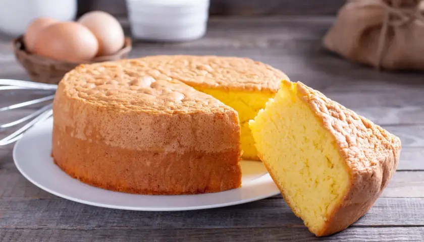 Un gâteau moelleux, prêt à être dégusté. Combien de temps avant qu'il ne soit périmé ? Pas longtemps, il est trop bon !
