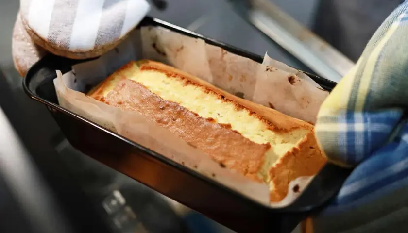Un délicieux gâteau cake doré sort du four, prêt à être dégusté.