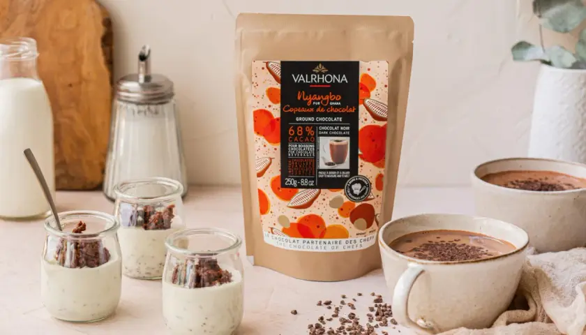 Préparation de desserts avec des copeaux de chocolat Valrhona. Lait, sucre et petites verrines.