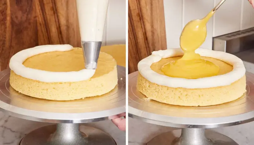 Le cake design en cours : une bordure de crème est appliquée sur un gâteau, puis une garniture jaune est versée au centre.