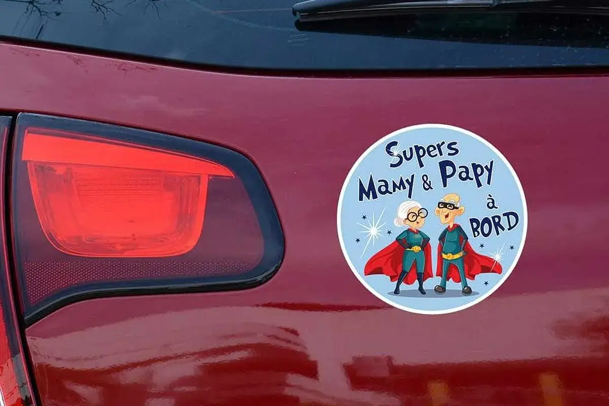Macaron voiture personnalisé "Supers Mamy & Papy à bord", un clin d'œil humoristique pour annoncer la présence des super-grands-parents.