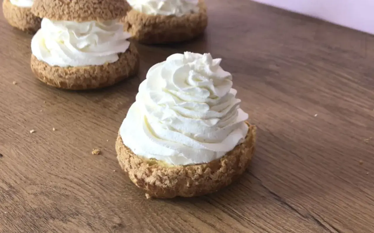 Choux garnis d'une généreuse crème mascarpone vanille, prêts à être dégustés.