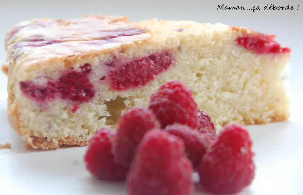 Tranche de molly cake framboise, moelleuse et généreuse, parsemée de fruits rouges. Un délice !