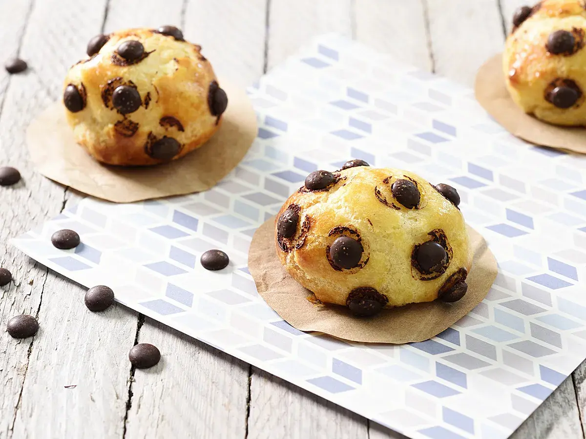 Délicieux pains briochés parsemés de pépites de chocolat, parfaits pour savoir que faire avec des pépites de chocolat.