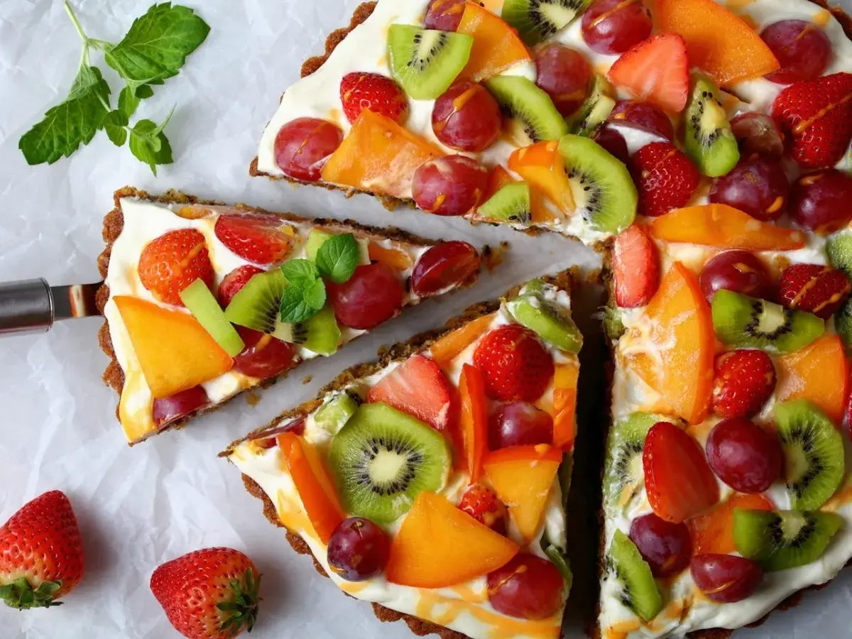 Une tarte aux fruits colorée : fraises, kiwis, raisins, melon. Parfait pour savoir que mettre sur un fond de tarte aux fruits.
