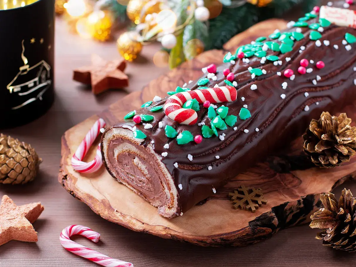 Bûche de Noël chocolatée, décorée de sucre d'orge et de vermicelles verts. Parfaite pour une recette de bûche de Noël à congeler.