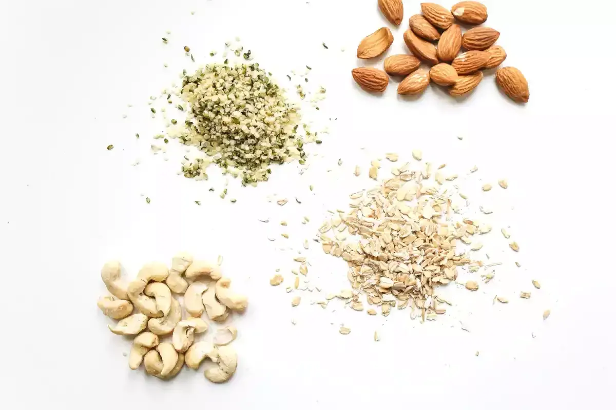 Amandes, flocons d'avoine, noix de cajou et graines de chanvre : des alternatives pour remplacer la poudre d'amande dans vos recettes.