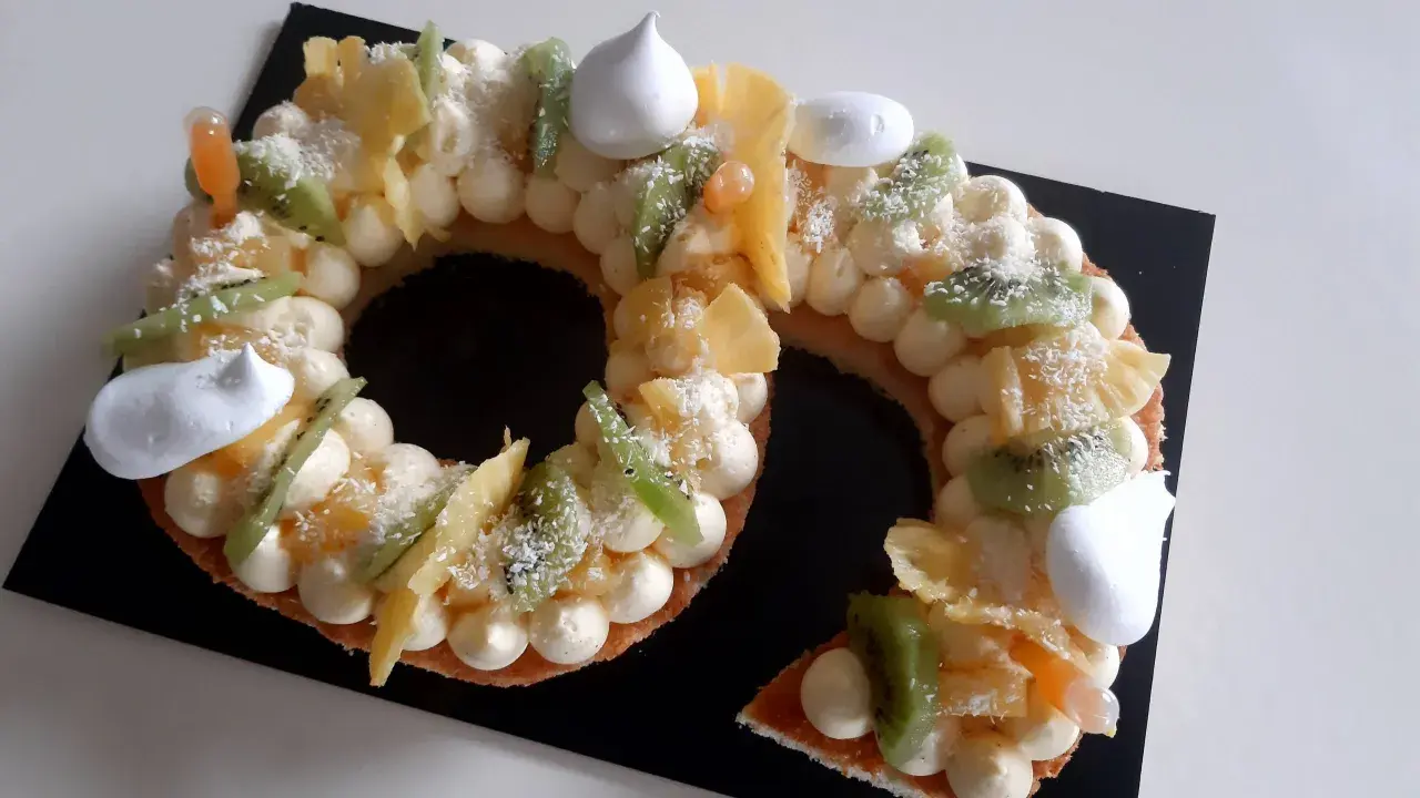 Un délicieux number cake aux fruits, décoré de kiwi, d'ananas et de meringues. Un régal pour les yeux et les papilles, parfait pour un goûter d'hiver.
