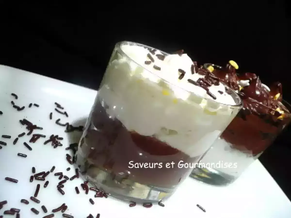 Douceur chocolatée : verrines de chantilly mascarpone, garnies de vermicelles chocolat. Un délice gourmand.