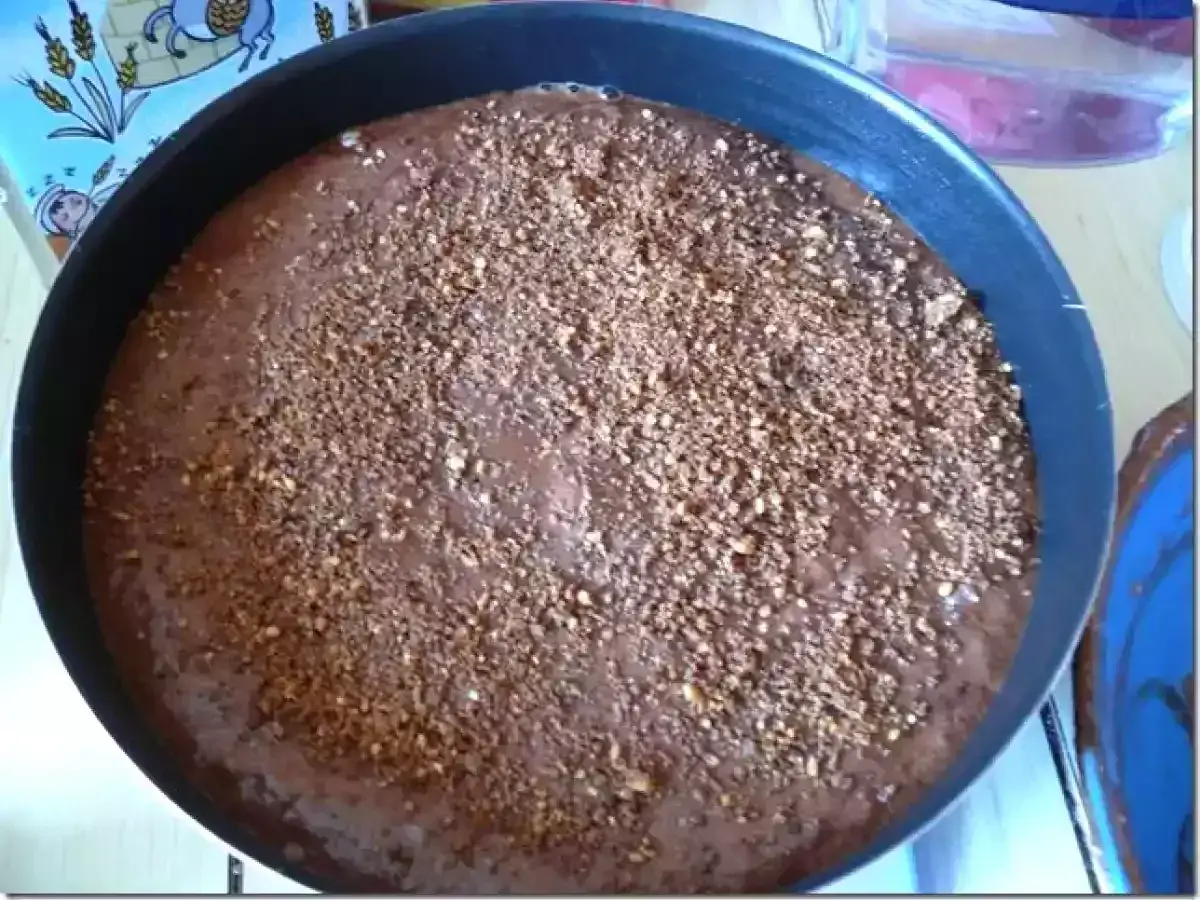 Un gâteau raté, encore dans son moule, avec une texture étrange et une garniture qui ne ressemble à rien.