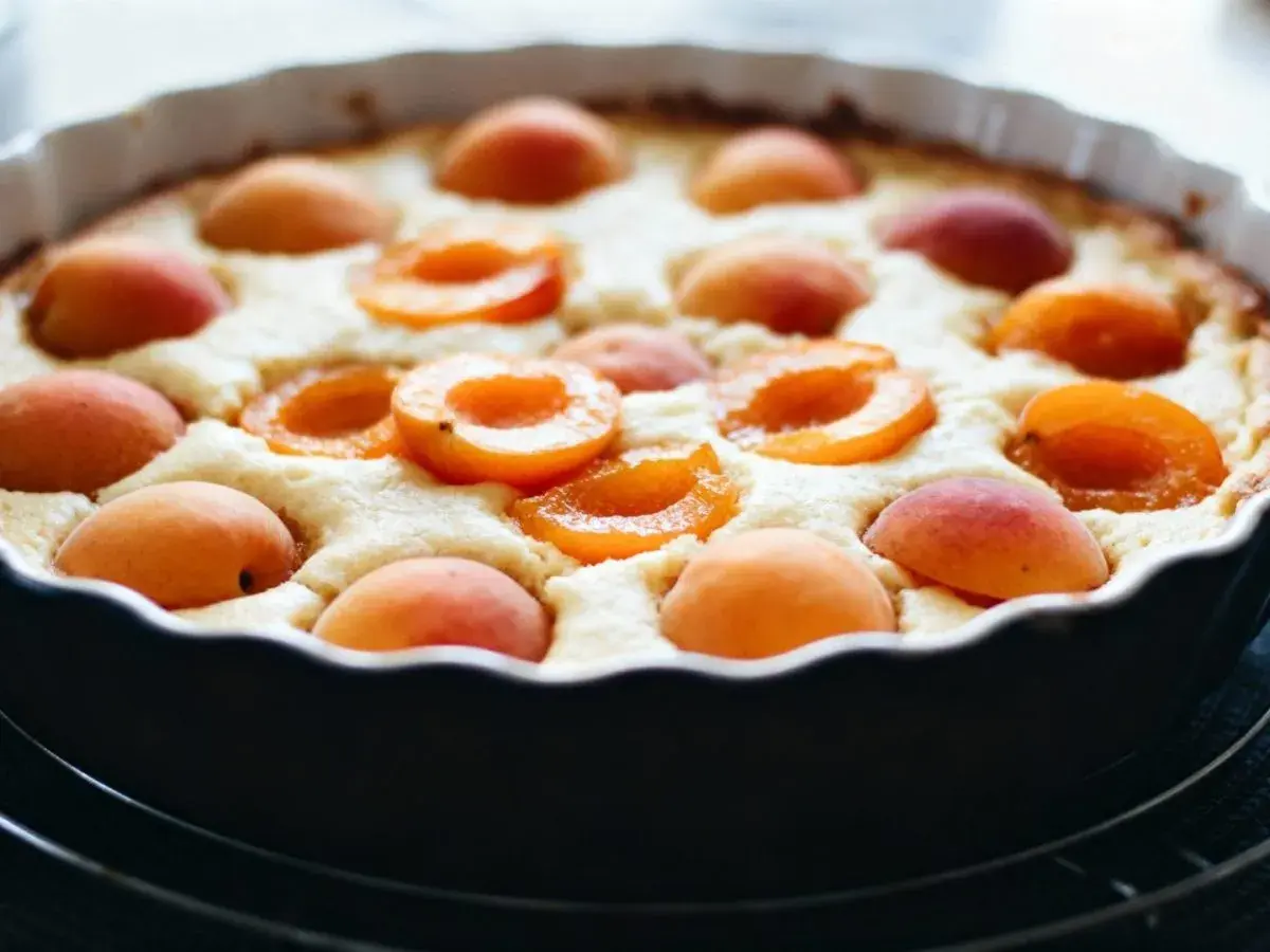 Clafoutis aux abricots, une gourmandise à la conservation facile pour savourer l'été.