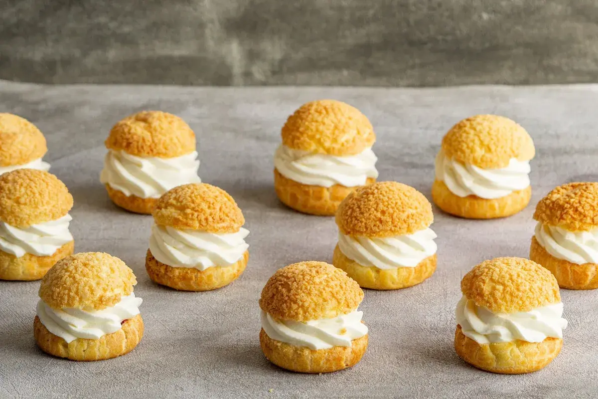 Douceurs crémeuses : peut on faire la pâte à choux la veille pour des éclairs parfaits ? Ces petits choux garnis de crème fouettée invitent à la gourmandise.