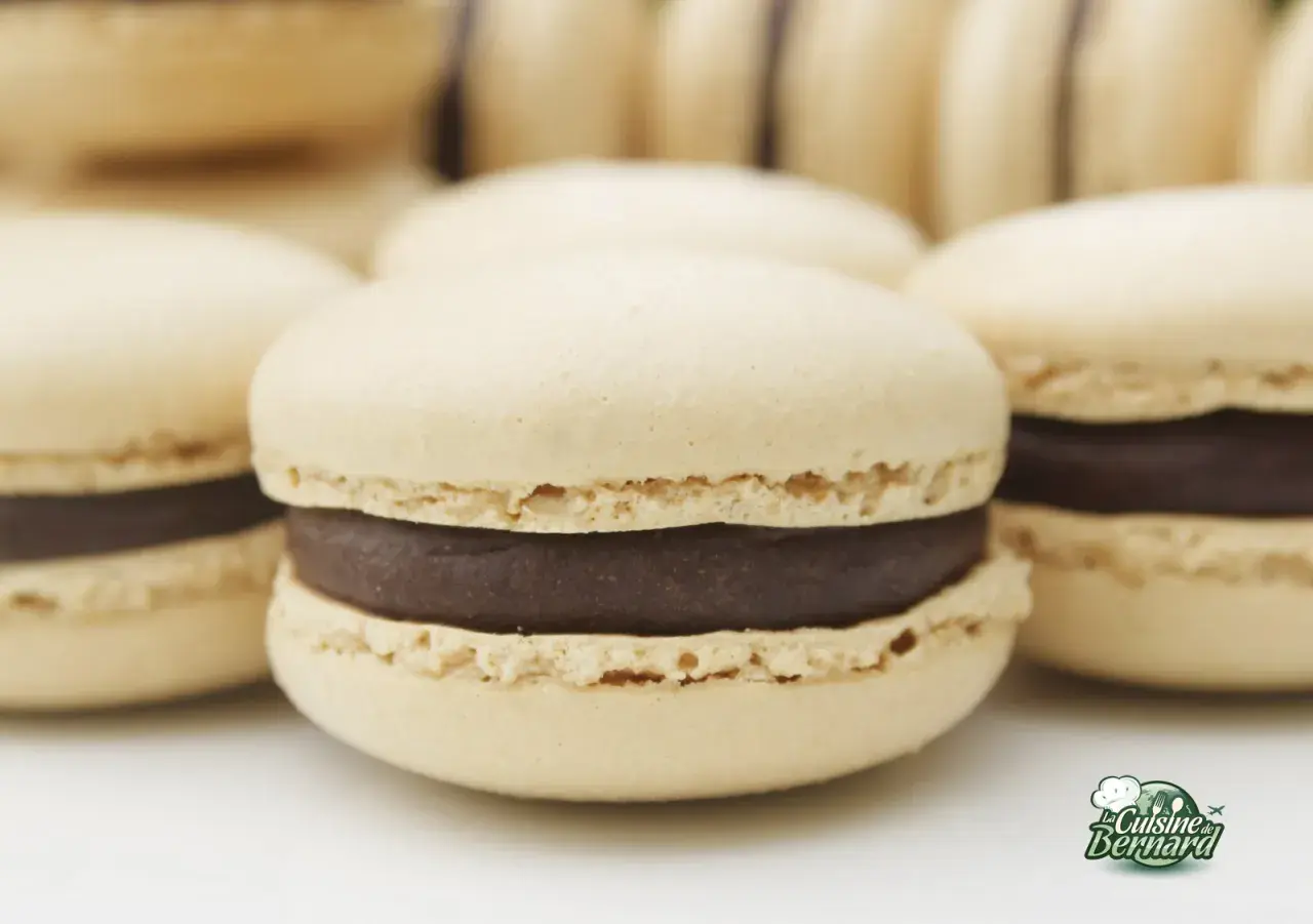 Délicieux macarons au chocolat, une recette macaron chocolat sans poudre d'amande pour un plaisir gourmand.