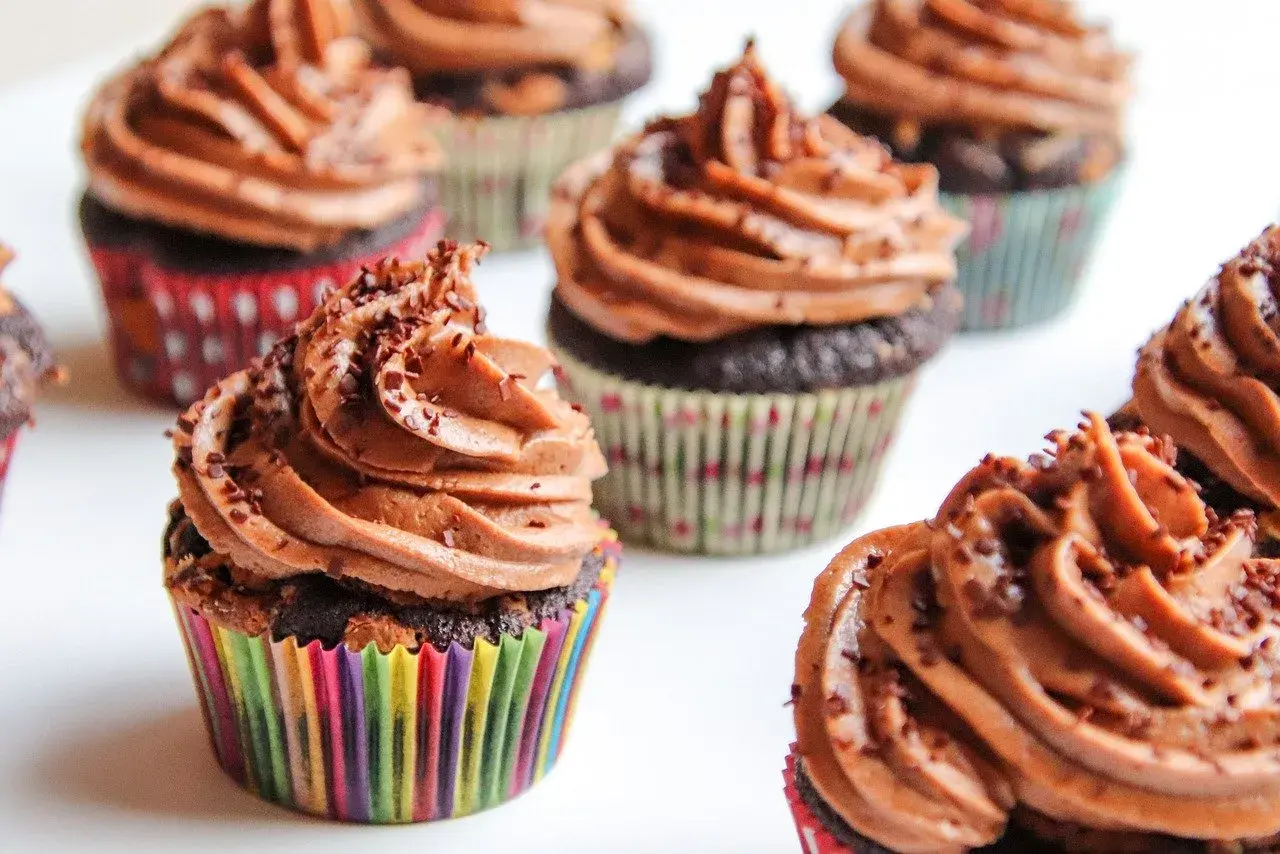 Cupcakes au chocolat, parfaits pour une recette facile. Glaçage onctueux et vermicelles de chocolat.