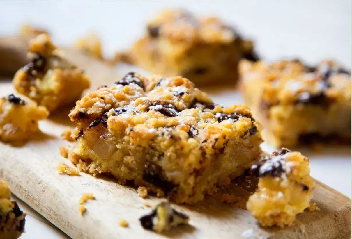Crumble aux pommes et chocolat, saupoudré de sucre glace. Parfait pour savoir si on peut faire un crumble la veille.