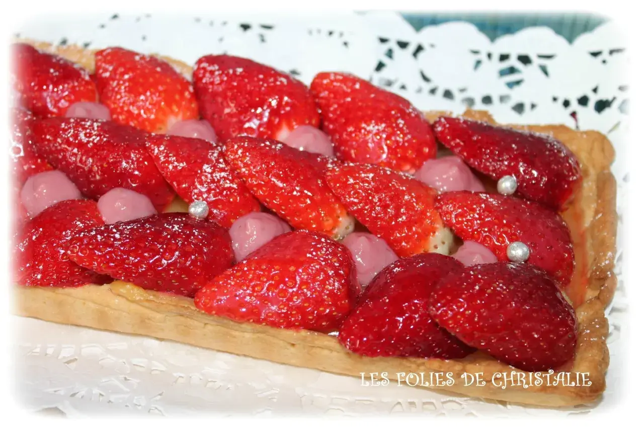 Tarte rectangulaire garnie de fraises fraîches et de petites boules roses. Un délice fruité, un vrai curd fraise !
