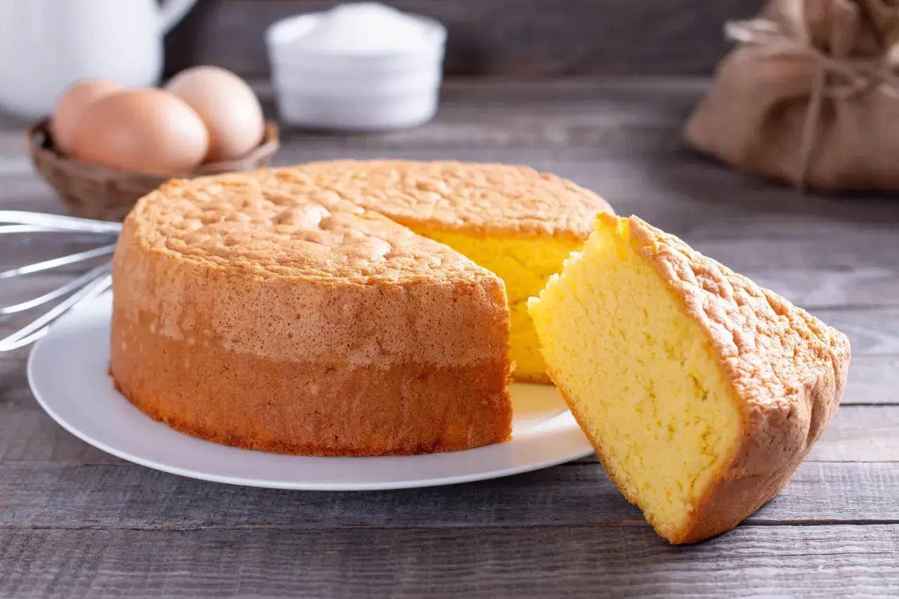 Un gâteau moelleux, prêt à être dégusté. Combien de temps avant qu'il ne soit périmé ? Pas longtemps, il est trop bon !