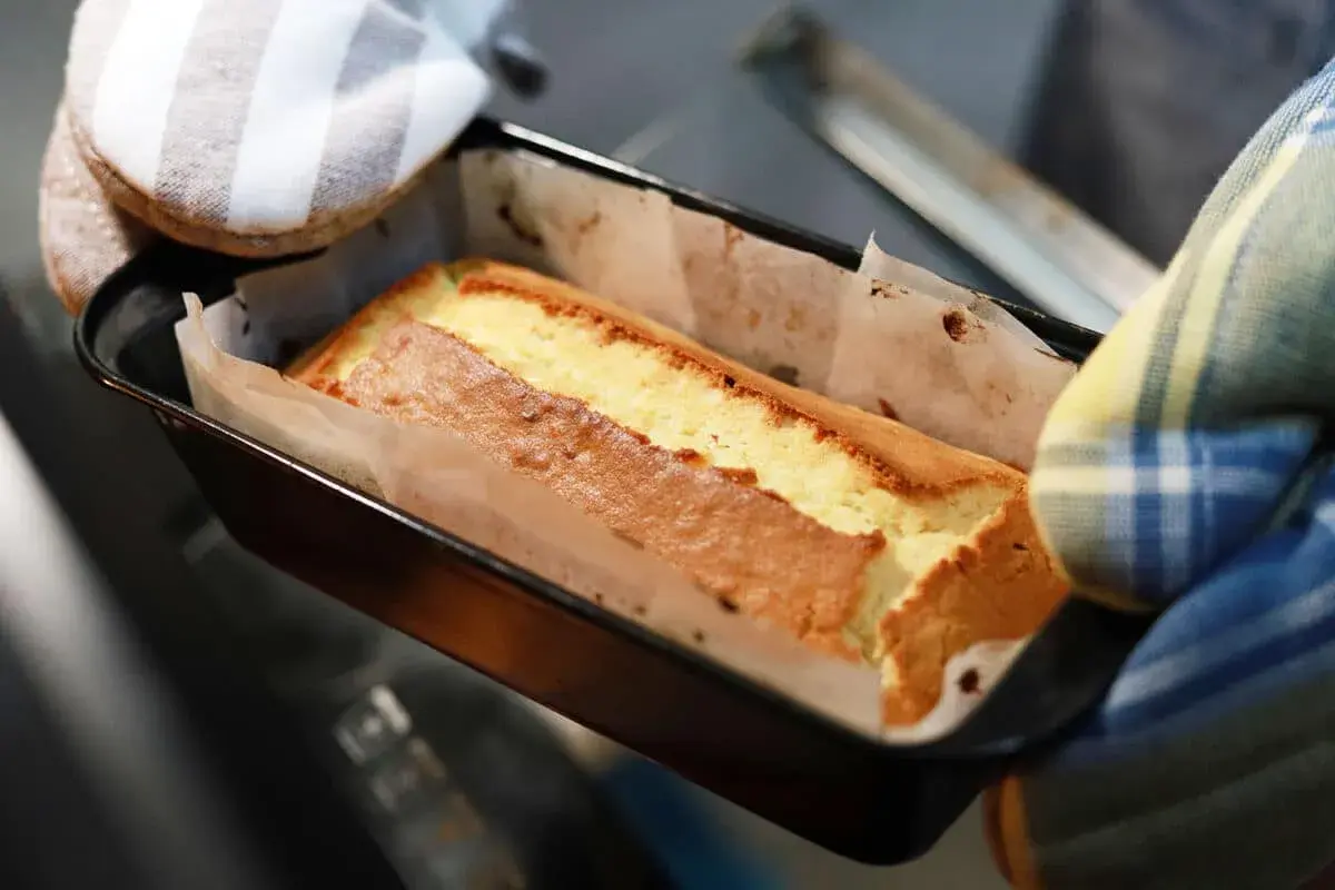 Un délicieux gâteau cake doré sort du four, prêt à être dégusté.