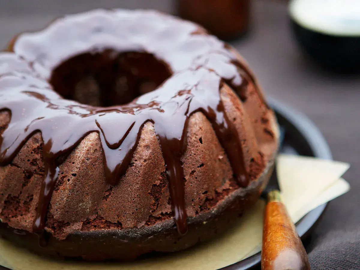 Gâteau au chocolat moelleux, généreusement nappé d'un glacage chocolat brillant. Un délice gourmand prêt à être dégusté.
